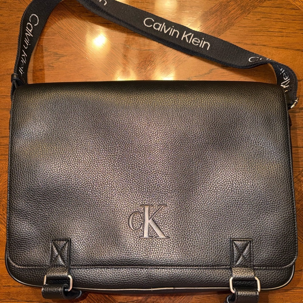 NWOT Calvin Klein Messenger Black Leather Logo Laptop Messenger Bag 11”x15”